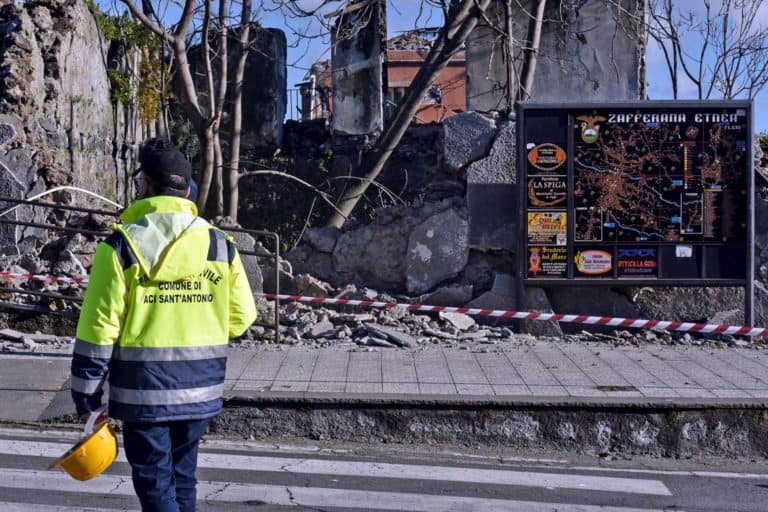 Abi: le banche sospendano i mutui per i comuni etnei terremotati