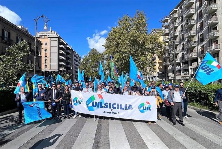 A Palermo il corteo promosso da venti sigle tra cui UIL Sicilia e CGIL Sicilia.